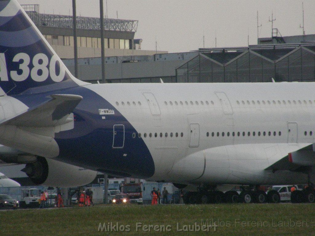 Warten auf den Airbus 380 Koeln Bonn P355.JPG